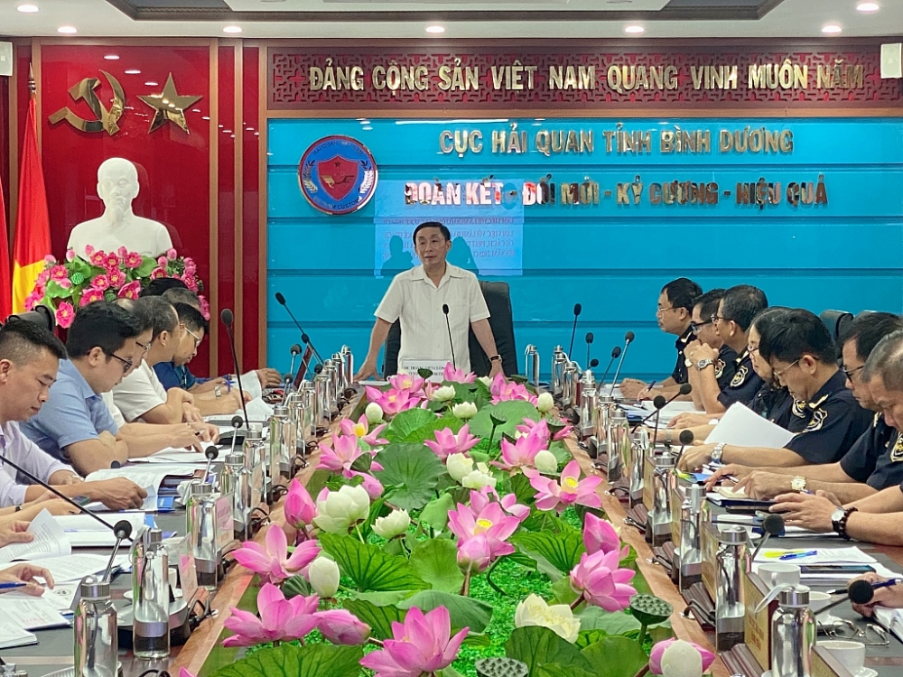 Phó Tổng cục trưởng Hoàng Việt Cường phát biểu kết luận tại buổi làm việc với Cục Hải quan Bình Dương. Ảnh: T.D