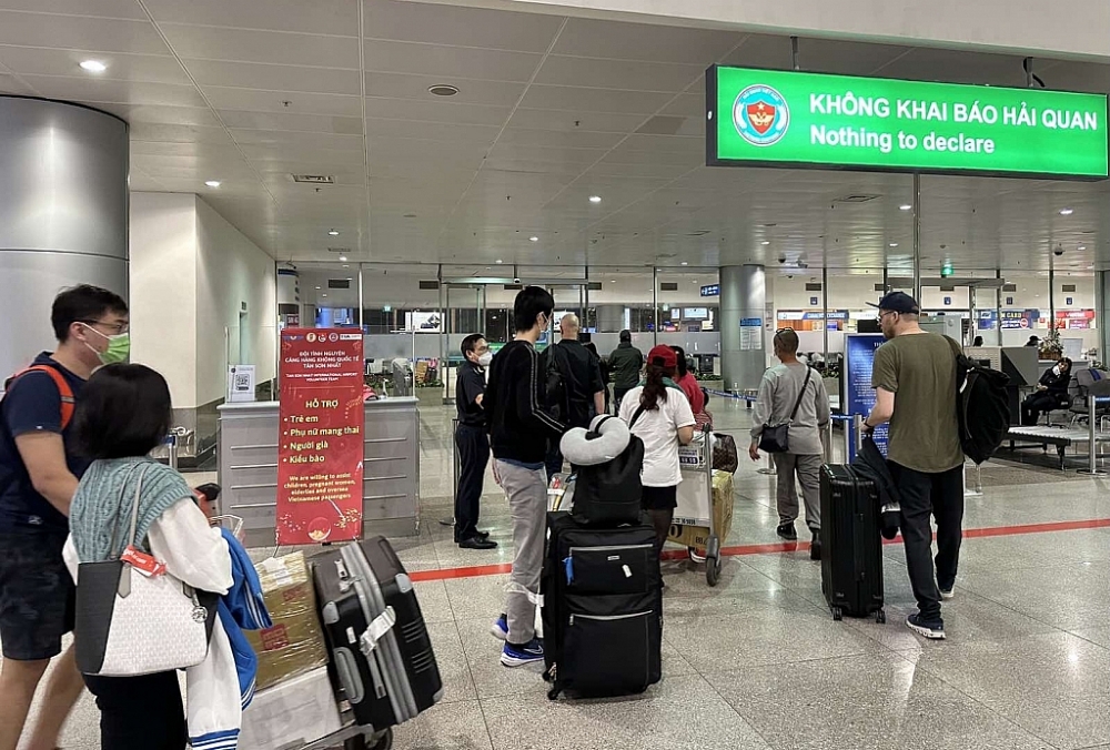 Hải quan sân bay quốc tế Tân Sơn Nhất triển khai chương trình hỗ trợ kiều bào về quê đón Tết