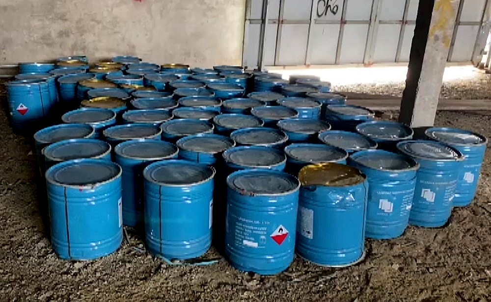 Tạm giữ hơn 1.000 thùng hóa chất không có chứng từ