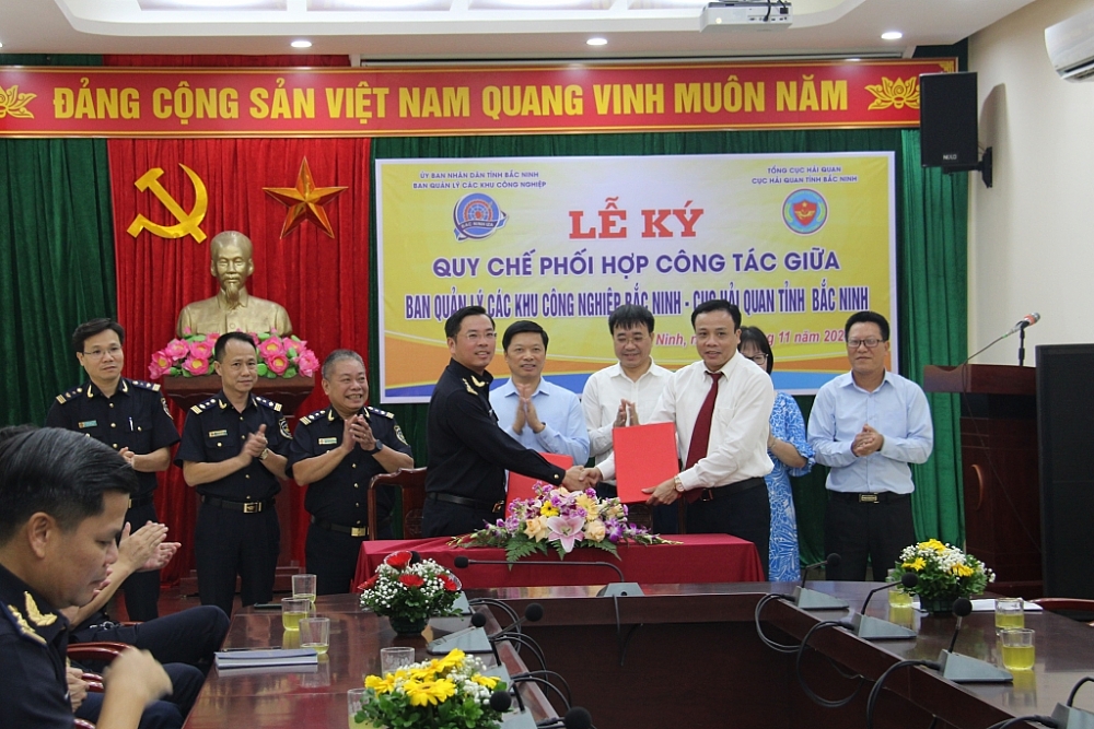 Lãnh đạo 2 đơn vị Cục Hải quan Bắc Ninh và Ban  Quản lý các Khu Công nghiệp Bắc Ninh ký quy chế phối hợp. Ảnh: Quang Hùng