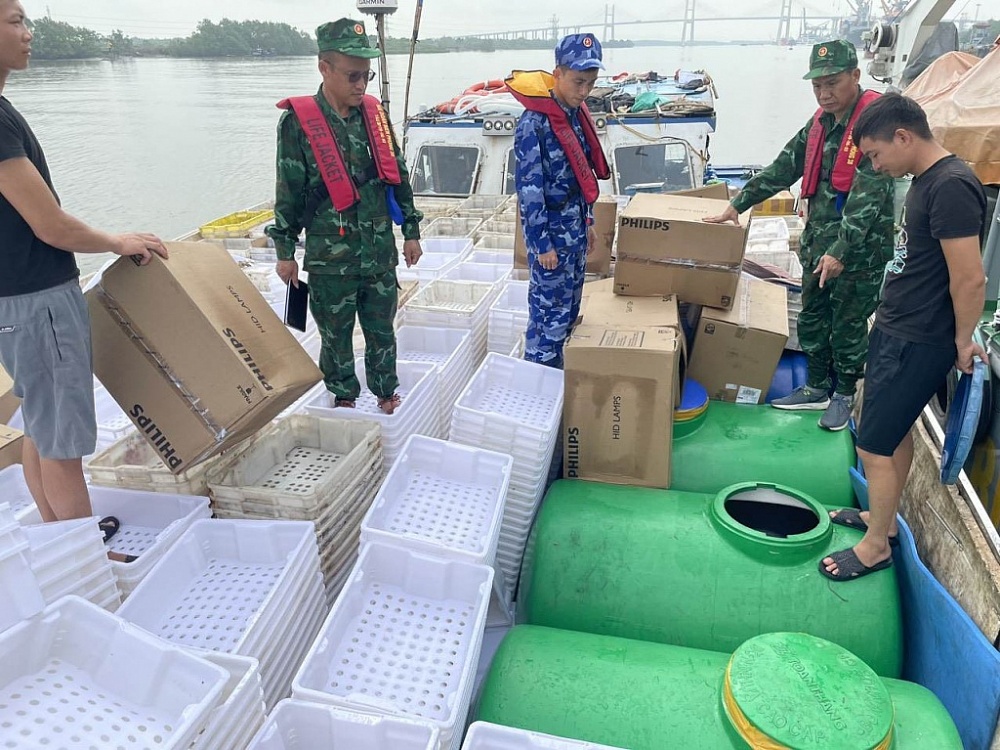 Lực lượng chức năng kiểm tra số dầu trên tàu vi phạm. 