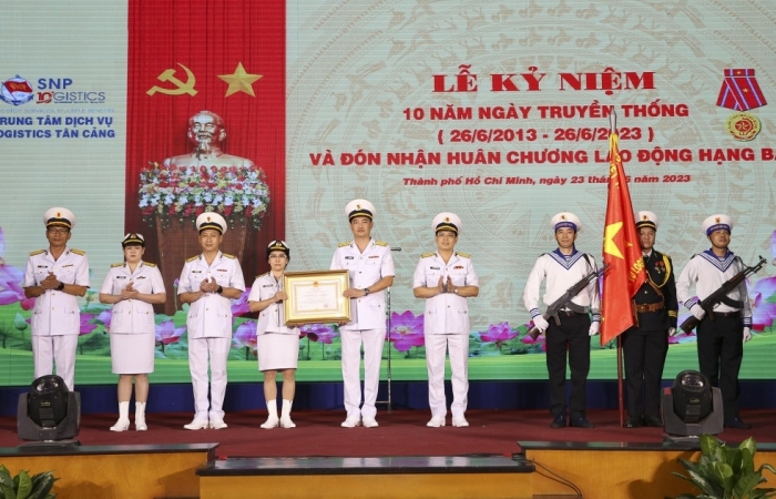 Trung tâm dịch vụ Logistics Tân Cảng đón nhận Huân chương Lao động hạng Ba