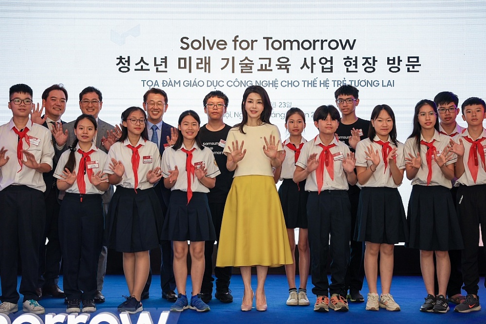 Đệ nhất phu nhân Hàn Quốc Kim Keon Hee chụp hình lưu niệm với các em học sinh THCS Nam Từ Liêm (Hà Nội)