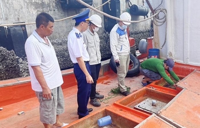 Cảnh sát biển phát hiện, bắt giữ tàu vận chuyển 55.000 lít dầu DO trái phép