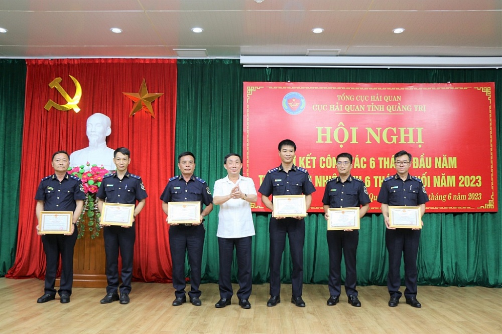 Phó Tổng cục trưởng Hoàng Việt Cường trao giấy khen cho các cá nhân, tập thể đạt thành tích xuất sắc trong 6 tháng đầu năm 2023.