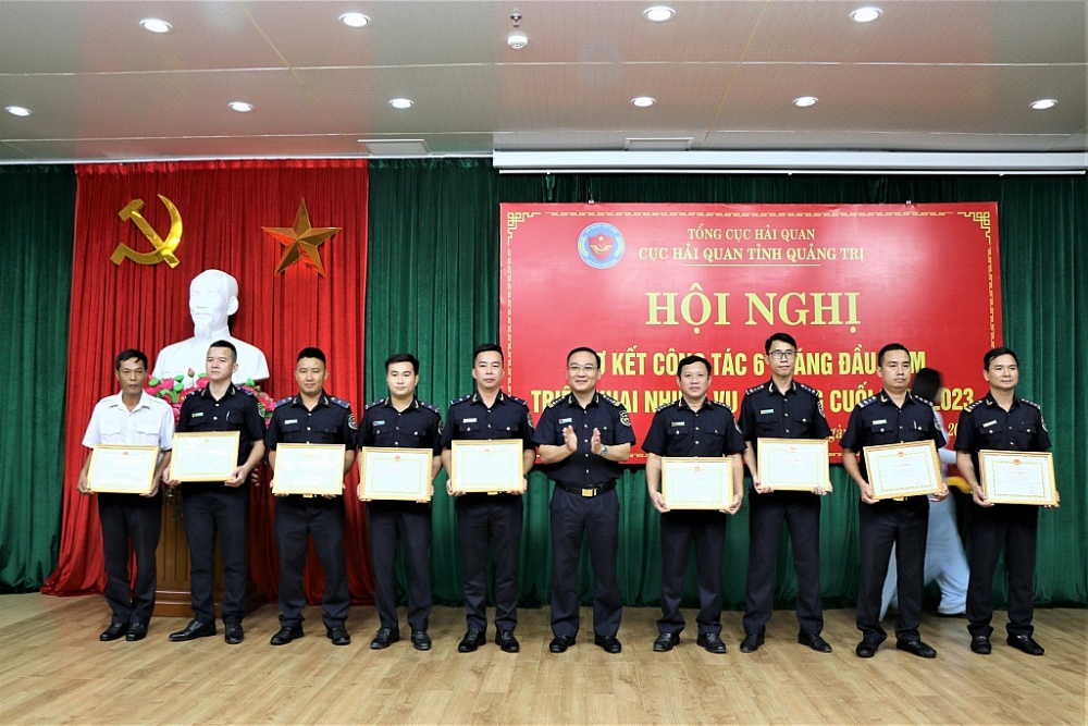 Phó Tổng cục trưởng Hoàng Việt Cường trao giấy khen cho các cá nhân, tập thể đạt thành tích xuất sắc trong 6 tháng đầu năm 2023.
