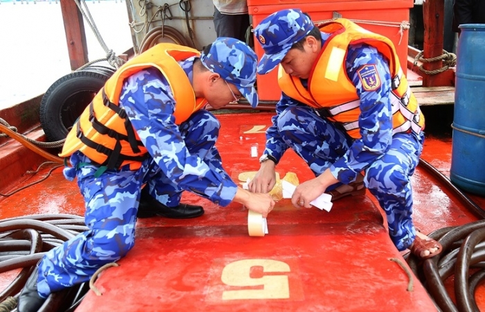 Cảnh sát biển bắt giữ tàu vận chuyển 25.000 lít dầu DO trái phép