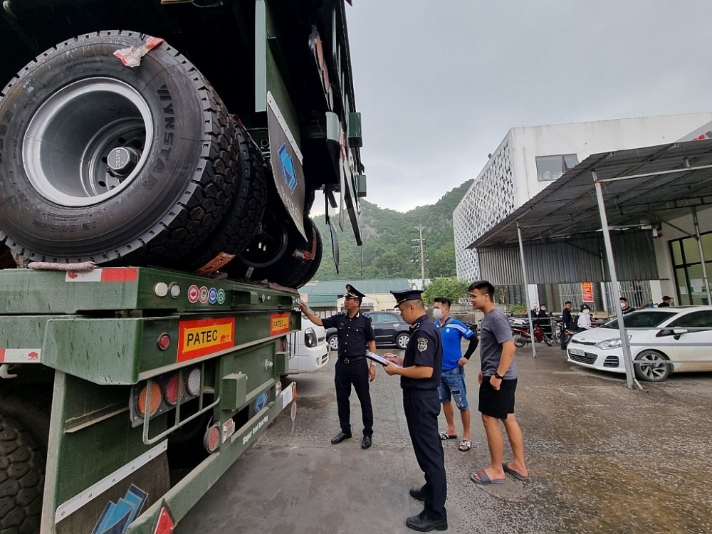 Công chức hải quan kiểm tra hàng hóa nhập khẩu tại khu vực cửa khẩu Hữu Nghị. 	Ảnh: H.N