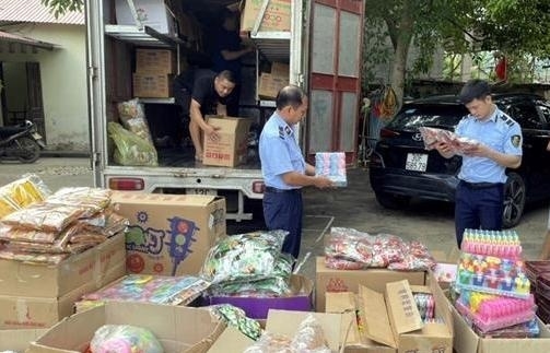 Lạng Sơn thu giữ trên 5.500 sản phẩm thực phẩm nhập lậu