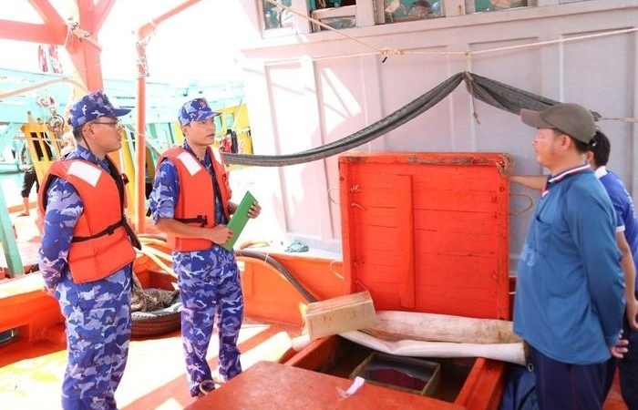 Cảnh sát biển bắt giữ tàu vận chuyển 45.000 lít dầu DO trái phép