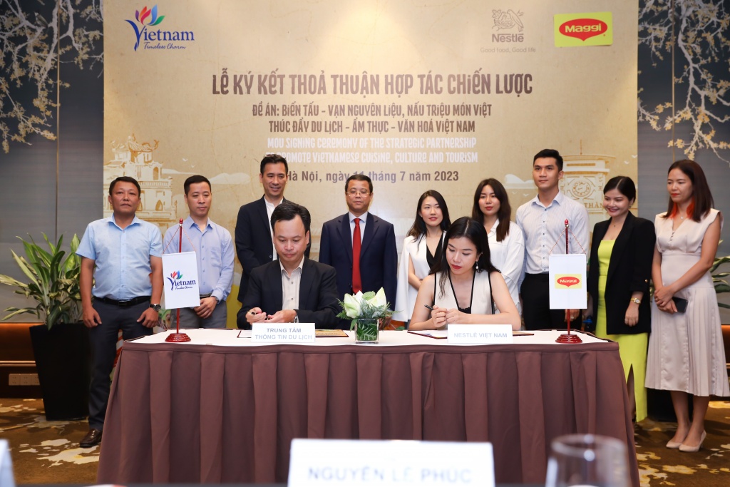 Ông Hoàng Quốc Hòa, Phó Giám đốc điều hành Trung tâm TT du lịch và Bà Lê Bùi Thị Mai Uyên, Giám đốc ngành hàng thực phẩm, Nestlé Việt Nam, ký thỏa thuận hợp tác giữa hai bên