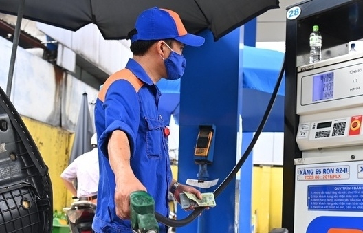 Giá xăng dầu đồng loạt tăng mạnh, xăng RON95-III gần chạm ngưỡng 24.000đ/lít