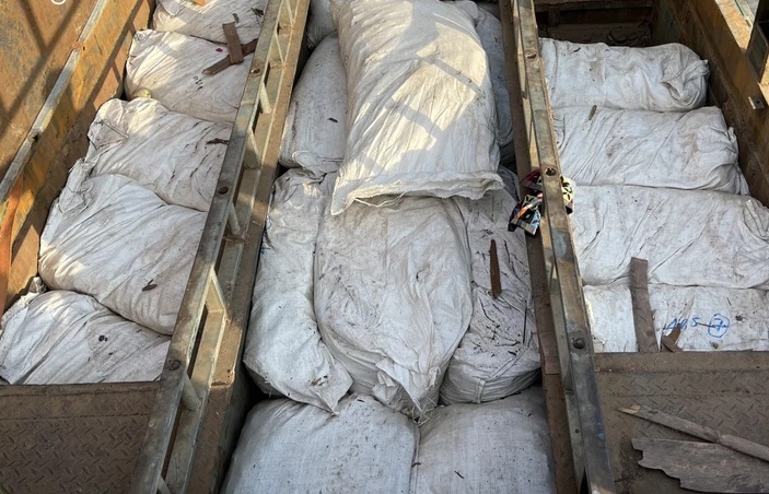 Nghệ An phát hiện xe tải khoét thùng chở 4,5 tấn gỗ trắc và vảy tê tê