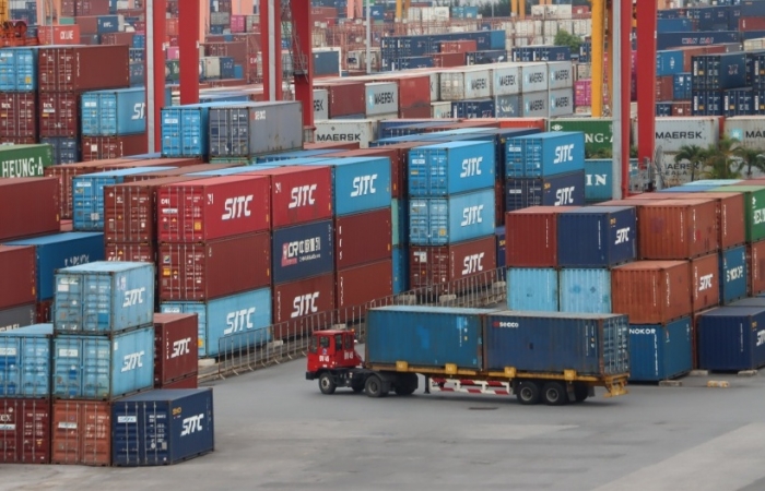 Xuất nhập khẩu giảm hơn 62 tỷ USD