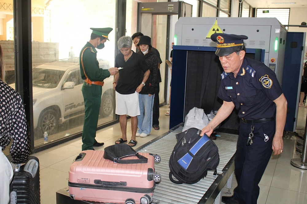 Công chức Hải quan cửa khẩu Cha Lo kiểm tra, kiểm soát hành lý xuất nhập cảnh.