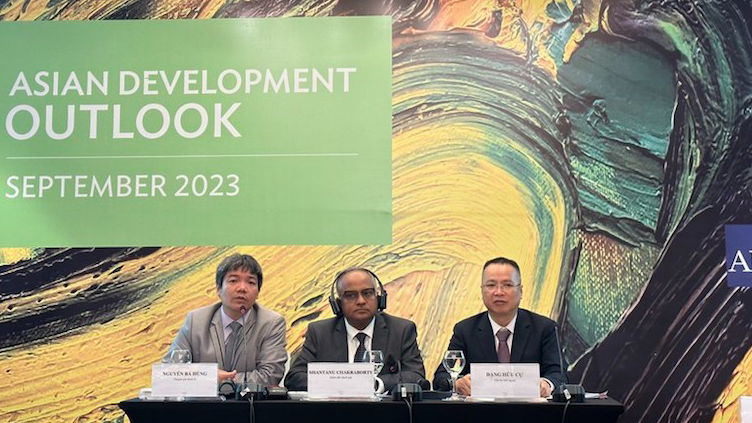 ADB điều chỉnh dự báo tăng trưởng GDP 2023 của Việt Nam xuống 5,8%