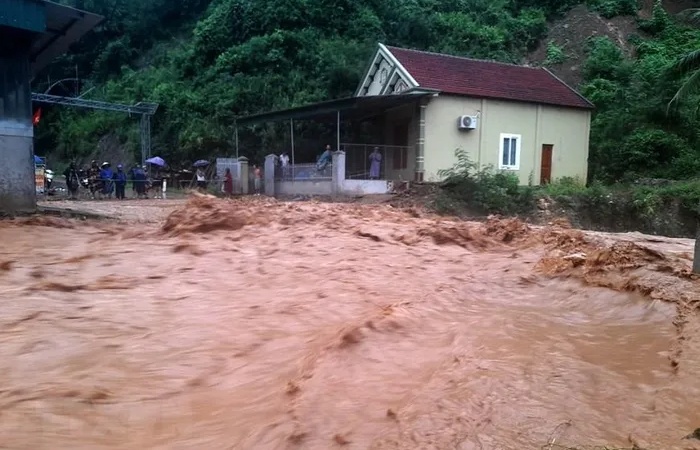 Nghệ An- Hà Tĩnh: Các tuyến quốc lộ đi cửa khẩu bị tê liệt vì ngập lụt và sạt lở