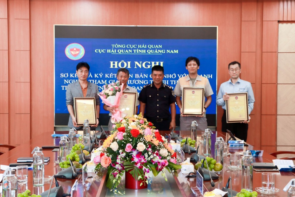 Phó Cục trưởng phụ trách Cục Hải quan Quảng Nam Đăng Thanh Dũng trao Giấy chứng nhận