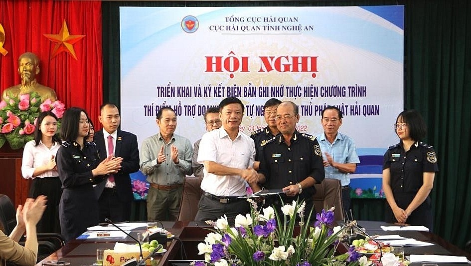 Hải quan Nghệ An triển khai thực hiện ký biên bản ghi nhớ với 4 DN tuân thủ năm 2022.