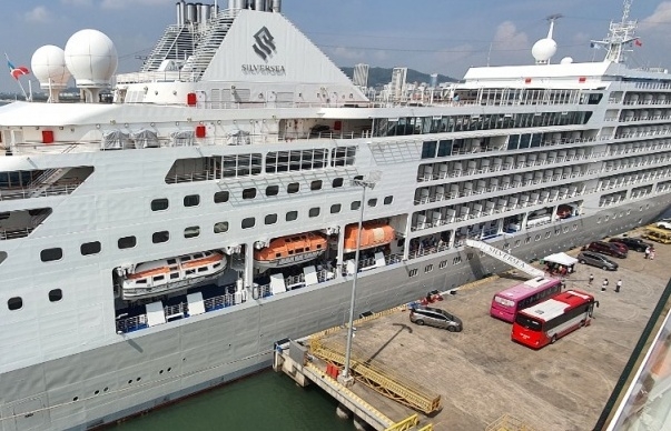 Hải quan Hòn Gai đón 2 tàu khách quốc tế chở gần 1.400 hành khách