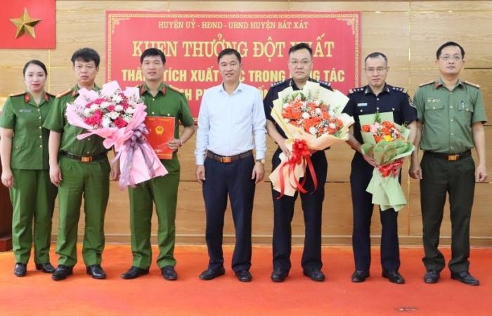 Khen thưởng thành tích bắt giữ hơn 4 kg ma túy tại Bát Xát, Lào Cai