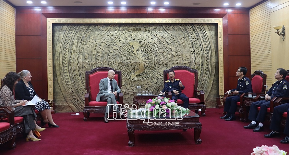 Tổng cục trưởng Tổng cục Hải quan Nguyễn Văn Cẩn đã có buổi tiếp xã giao ngài Kees van Baar, Đại sứ Hà Lan tại Việt Nam. Ảnh: H.Nụ
