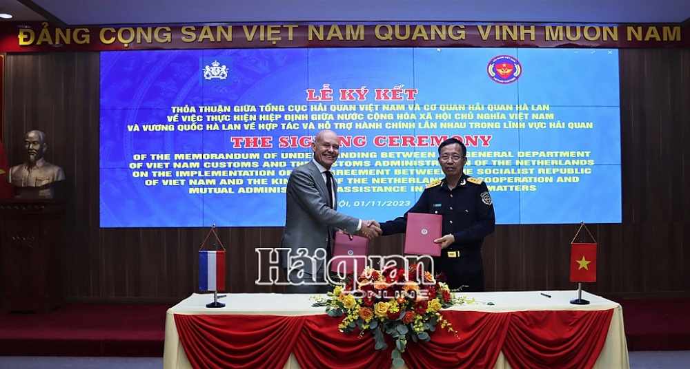 Tổng cục trưởng Nguyễn Văn Cẩn và ngài Kees van Baar đã thực hiện nghi thứ ký kết Thỏa thuận tác trong lĩnh vực hải quan giữa Hải quan Việt Nam và Hải quan Hà Lan. Ảnh: H.Nụ