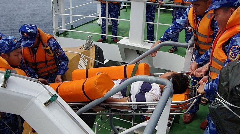 Cảnh sát biển đưa ngư dân đột quỵ về đất liền.