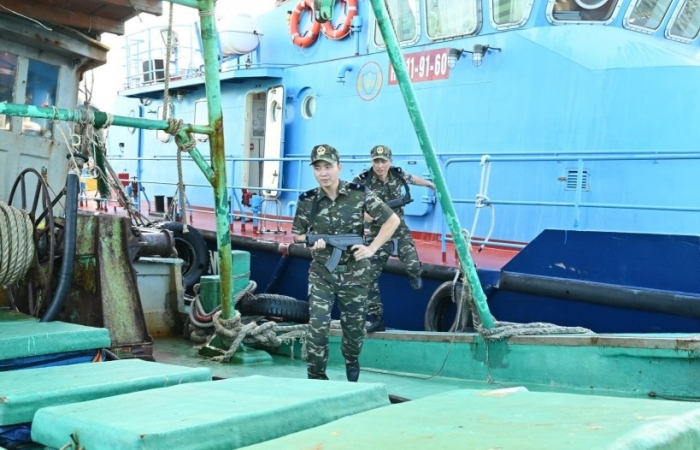 Hải đội 3 phối hợp bắt giữ tàu vận chuyển trái phép trên 32.000 lít dầu DO