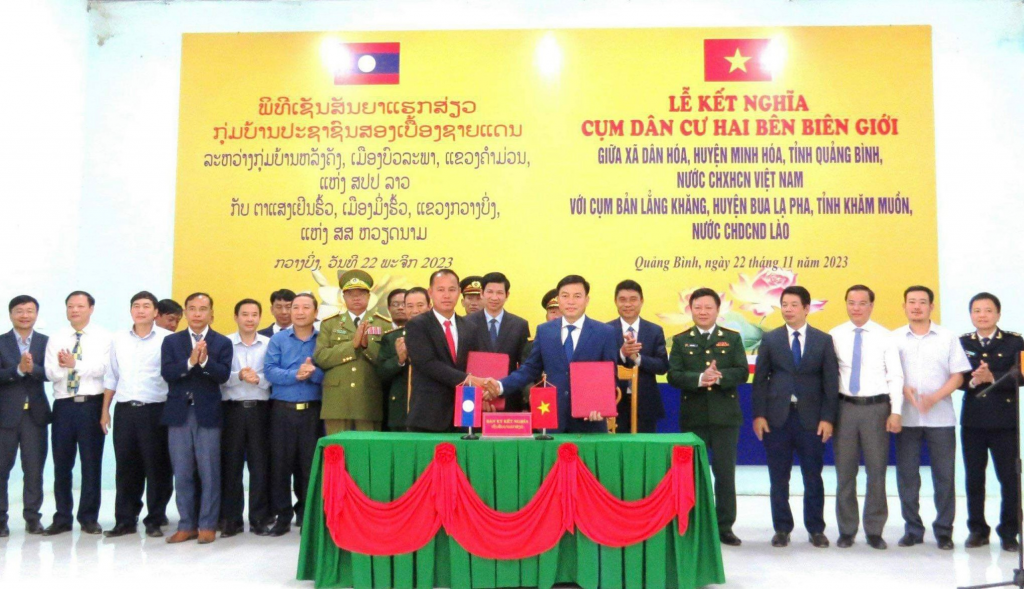 Hải quan Quảng Bình tham dự Lễ kết nghĩa cụm dân cư hai bên biên giới Việt - Lào