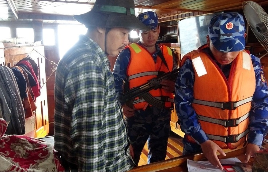 Cảnh sát biển bắt giữ tàu chở 80.000 lít dầu DO trái phép
