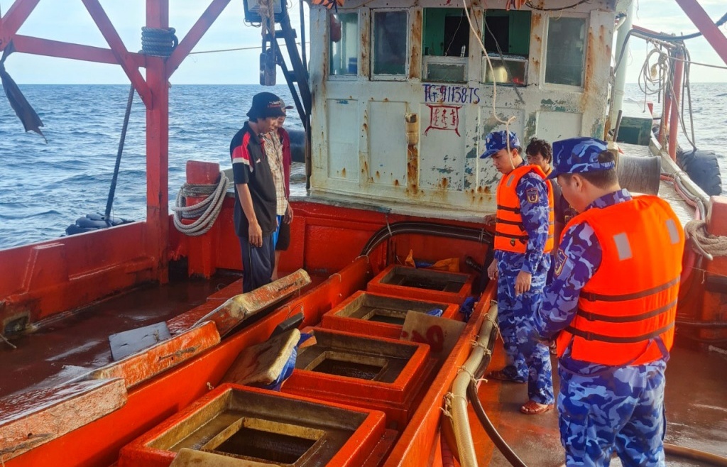 Cảnh sát biển bắt giữ tàu vận chuyển 30.000 lít dầu DO trái phép