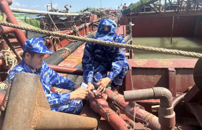Cảnh sát biển phối hợp bắt giữ 2 tàu khai thác cát trái phép