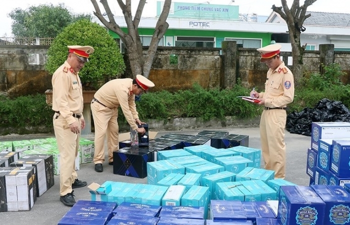 Hà Tĩnh bắt xe tải chở 1.630 chai rượu ngoại không rõ nguồn gốc