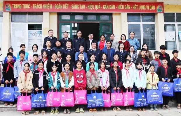 Hải quan Lào Cai tặng 150 áo ấm cho học sinh ở huyện biên giới Mường Khương
