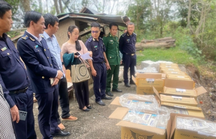 Hải quan Quảng Trị phối hợp tiêu hủy 9.400 bao thuốc lá ngoại nhập lậu