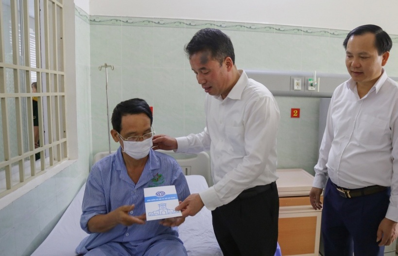 Tặng sổ BHXH, thẻ BHYT và quà cho bệnh nhân nghèo tại TP HCM và tỉnh Bà Rịa - Vũng Tàu