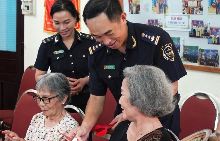 Cục Hải quan TP Hồ Chí Minh mang Tết yêu thương cho người già và trẻ tàn tật mồ côi