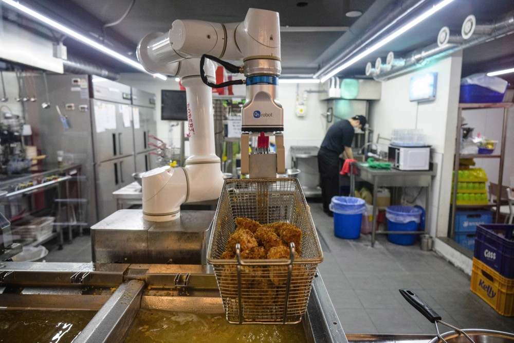 Robot được sử dụng để chiên gà tại một nhà hàng ở Seoul, Hàn Quốc, ngày 13/6/2023. (Ảnh: AFP/TTXVN)