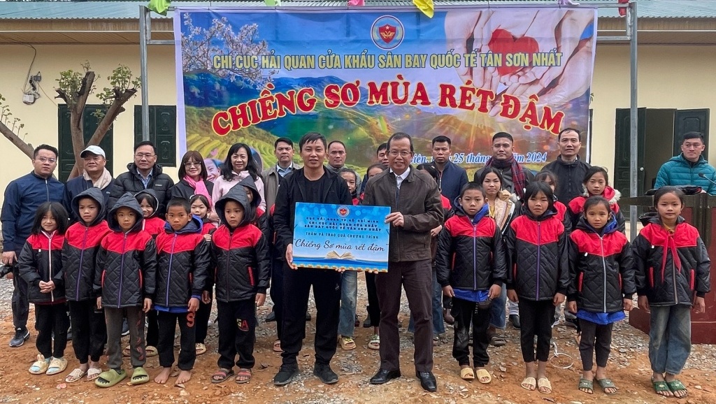 Hải quan sân bay quốc tế Tân Sơn Nhất trao tặng gần 1.000 áo ấm cho học sinh dân tộc thiểu số
