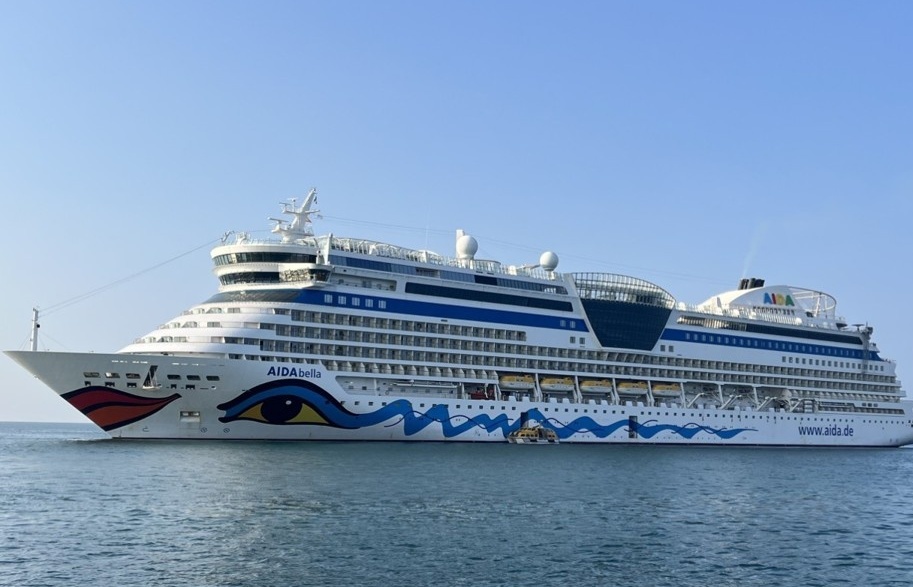 Hải quan Phú Quốc đón tàu du lịch gần 2.000 khách châu Âu