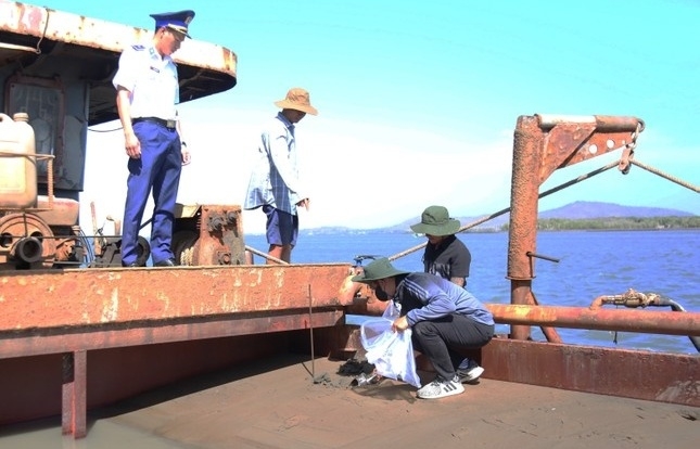 Cảnh sát biển bắt giữ tàu vận chuyển 180 mét khối cát không rõ nguồn gốc
