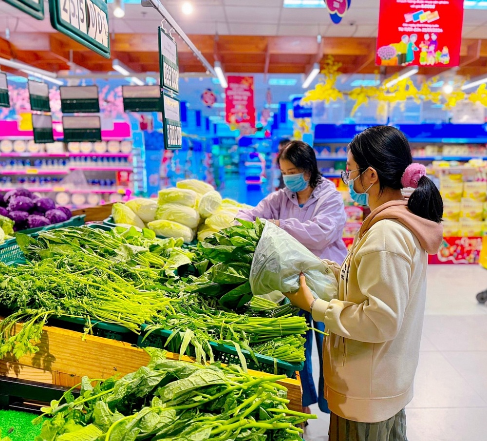 Khách hàng mua sắm tại hệ thống siêu thị của Saigon Co.op.