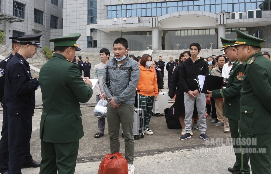 Lạng Sơn: Tiếp nhận 62 công dân Việt Nam xuất cảnh trái phép do Trung Quốc trao trả