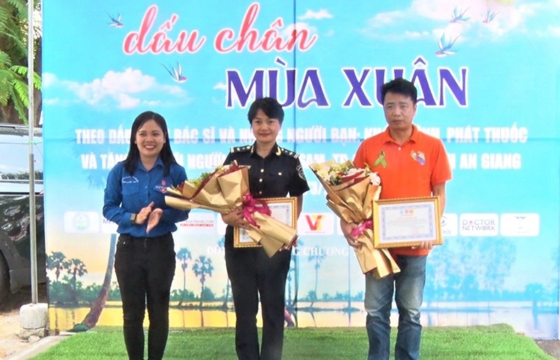 Đoàn Thanh niên Hải quan An Giang hỗ trợ đoàn bác sĩ Hà Nội khám bệnh cho 500 người dân xã biên giới
