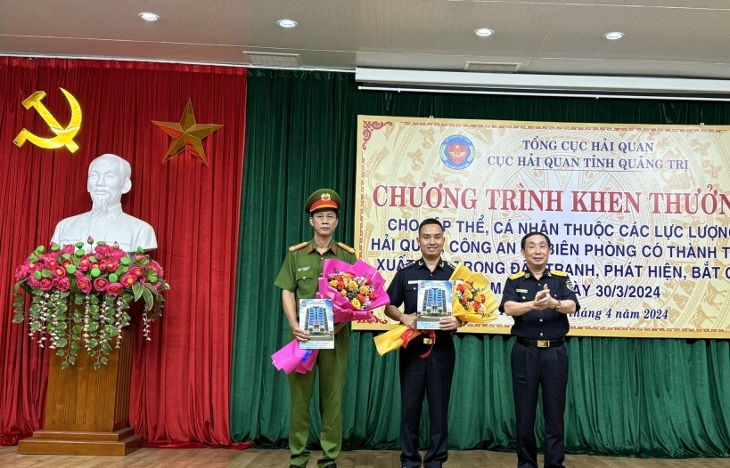 Khen thưởng các lực lượng phối hợp phá chuyên án 100 kg ma tuý đá tại Quảng Trị