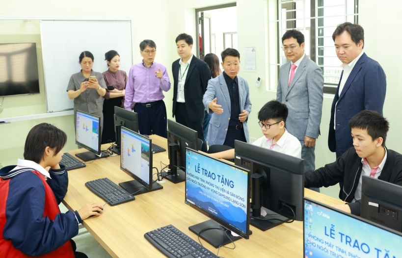 Tặng trang thiết bị cho học sinh Ngôi trường Hy vọng Samsung Lạng Sơn