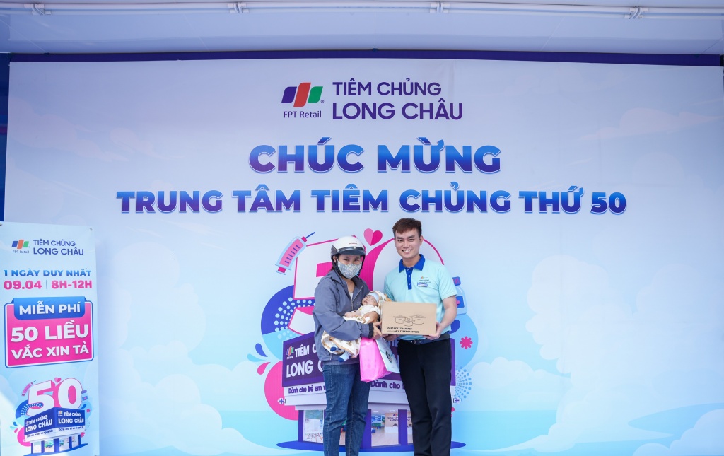 Tiêm chủng Long Châu cán mốc 50 trung tâm.