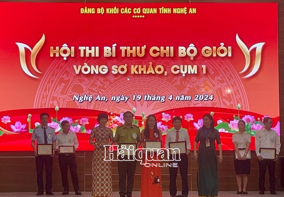 Kết thúc hội thi, BTC trao giải Ba cho công chức Dương Thị Thanh Hồng. 