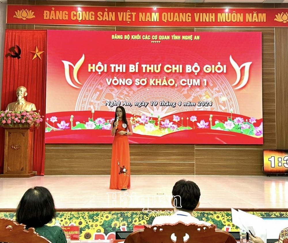 Công chức Dương Thị Thanh Hồng thuyết trình tại hội thi. 